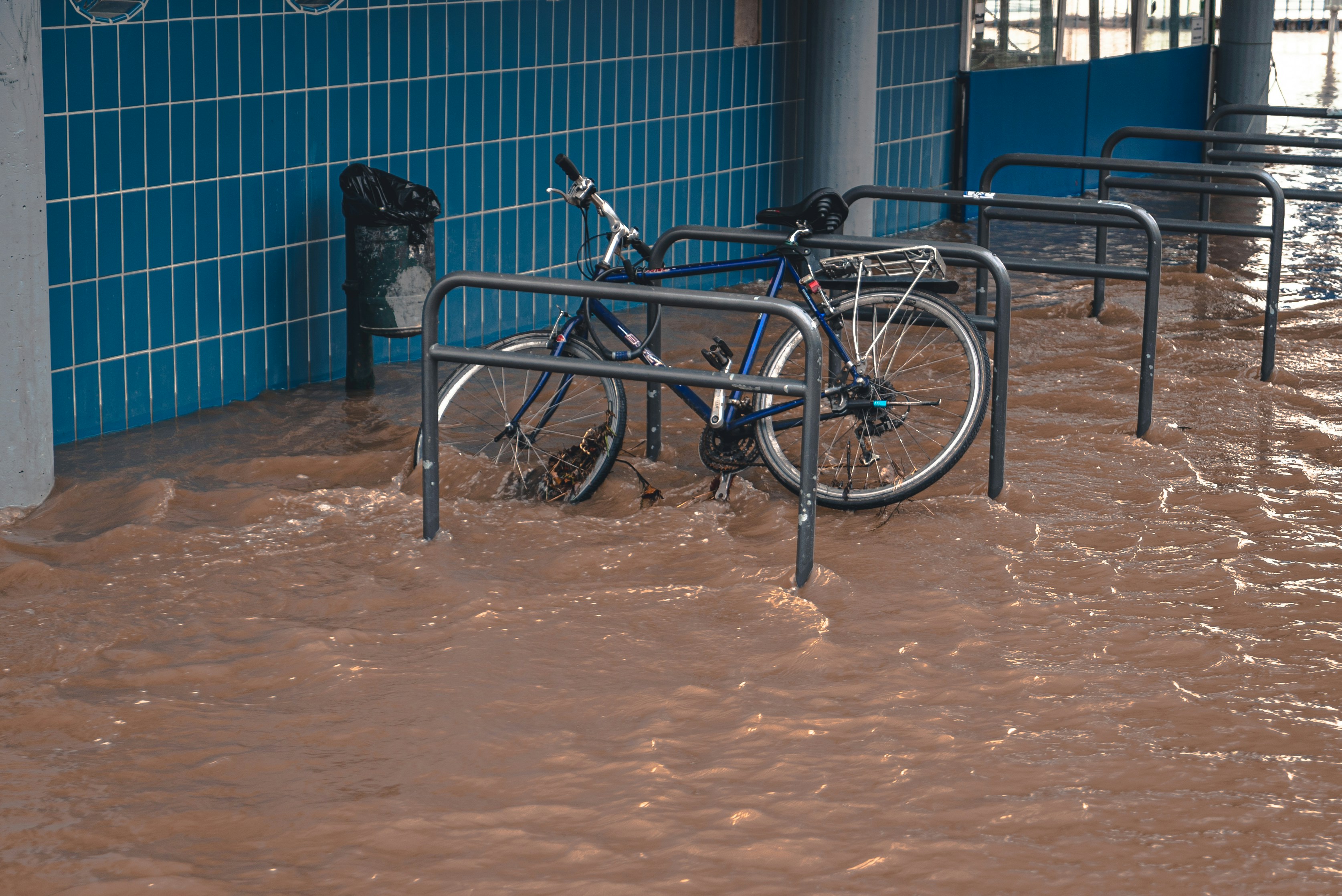 槟岛狂风暴雨引发巨浪，槟岛海滨建筑遭巨浪冲击